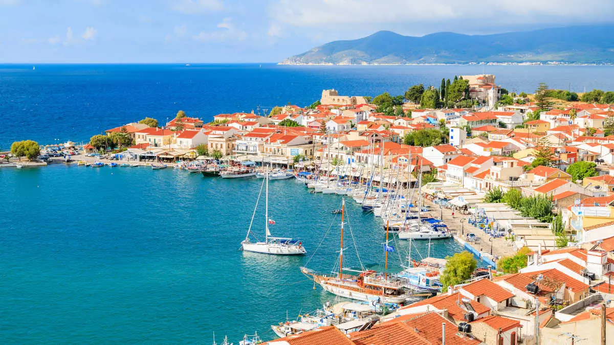 Sailing and motorboat routes in Greece